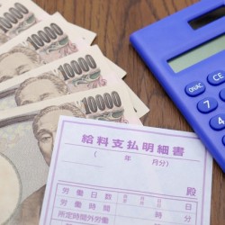 従業員の給与引き上げ時（賃上げ）には、ぜひ助成金を活用ください！